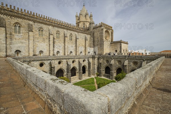 Turistas en la terraza superior, catedral de Évora, Basílica Sé Catedral de Nossa Senhora da Assunção, Évora, Alentejo, Portugal, Europe