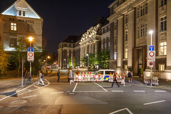 Weekend in Düsseldorf's historic city centre, cordoning off for emergency and rescue vehicles, Düsseldorf, North Rhine-Westphalia, Germany, Europe