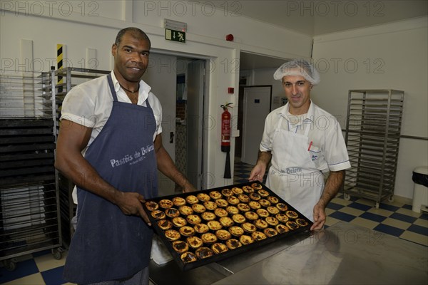 Two employees of the Confeitaria dos Pastéis de Belém pastry shop with the famous pastéis cream tarts, Belém, Lisbon, Lisbon District, Portugal, Europe