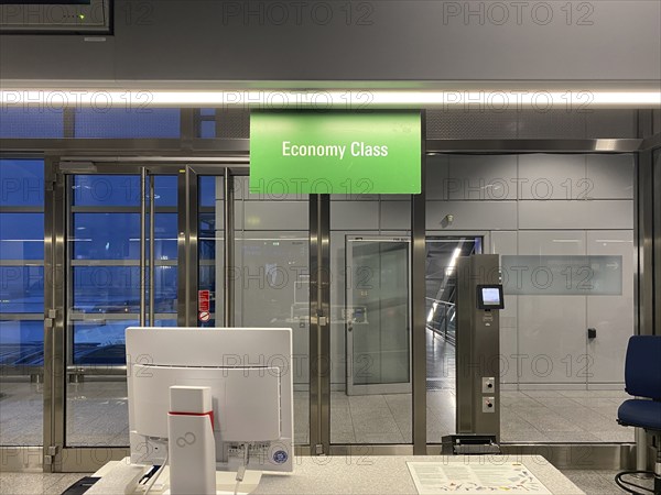 Sign Economy Class, Boarding Zone, Gate, Pier, Terminal 2, Frankfurt am Main Airport, Hesse, Germany, Europe