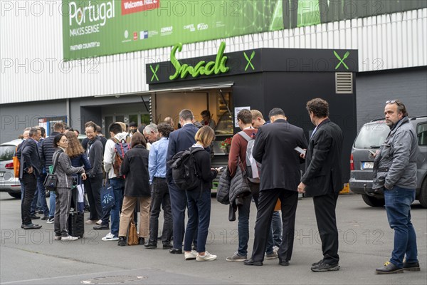 Long queues in front of a snack bar at Hannover Messe 2022, industrial trade fair, Lower Saxony, Germany, Europe