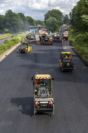 Renewal of the road surface on the A40 motorway between the Kaiserberg junction and Mülheim-Heißen, in the direction of Essen, over a length of 7.6 kilometres, with whisper asphalt, so-called open-pored asphalt, 10-day closure of the motorway, North Rhine-Westphalia, Germany, Europe