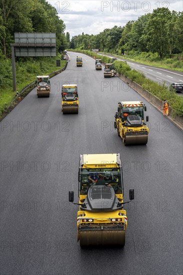 Renewal of the road surface on the A40 motorway between the Kaiserberg junction and Mülheim-Heißen, in the direction of Essen, over a length of 7.6 kilometres, with whisper asphalt, so-called open-pored asphalt, 10-day closure of the motorway, North Rhine-Westphalia, Germany, Europe