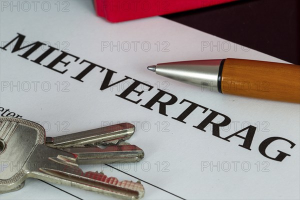 Symbolic image of rental agreement: close-up of a rental agreement and front door key