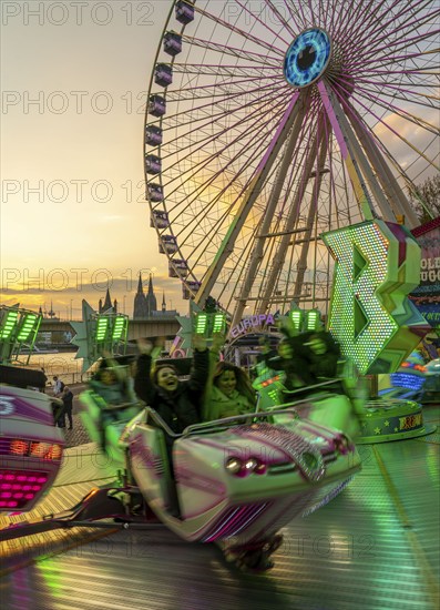 Deutz funfair on the Rhine, at Easter, funfair, break-dancer ride, Ferris wheel, Cologne Cathedral, Cologne, North Rhine-Westphalia, Germany, Europe