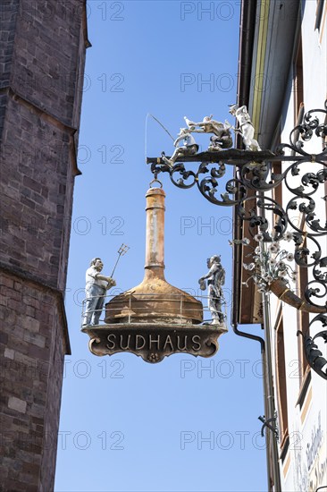 Nose sign, pub sign on the former brewhouse with a brewing kettle, brewing pan and two brewers on a house wall in the historic old town of Villingen, Villingen-Schwenningen, Black Forest district, Baden-Württemberg, Germany, Europe