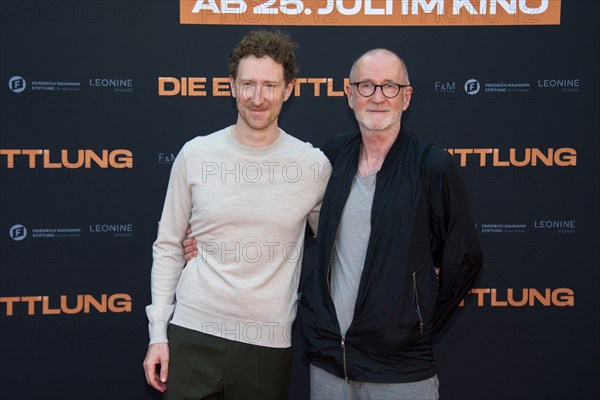 Peter Lohmeyer with his son Louis Klamroth, DIE ERMITTLUNG, photo call on the red carpet for the Berlin premiere at the ZOO Palast, Berlin, 16.07.2024