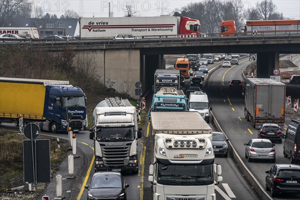 Heavy traffic at the Herne motorway junction, A42 and A43, major roadworks, many lorries, narrow, short threading from the slip road onto the A43 in the direction of Bochum, Herne, North Rhine-Westphalia, Germany, Europe