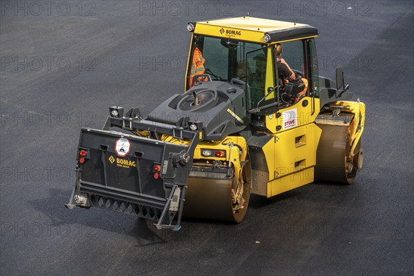 Renewal of the road surface on the A40 motorway between the Kaiserberg junction and Mülheim-Heißen, in the direction of Essen, over a length of 7.6 kilometres, with whisper asphalt, so-called open-pored asphalt, 10-day closure of the motorway, North Rhine-Westphalia, Germany, Europe