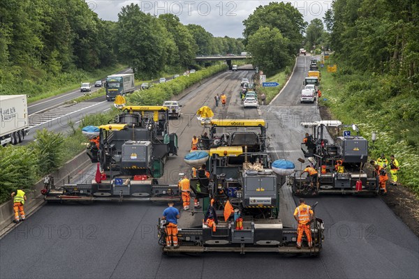 Renewal of the road surface on the A40 motorway between the Kaiserberg junction and Mülheim-Heißen, in the direction of Essen, over a length of 7.6 kilometres, with whisper asphalt, so-called open-pored asphalt, 10-day closure of the motorway, North Rhine-Westphalia, Germany, Europe