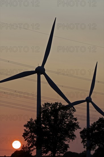 Sunset, high-voltage pylon, wind power plants, Melbeck, Ilmenau municipality, Lower Saxony, Germany, Europe