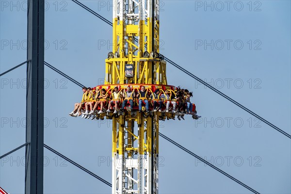 The Rhine Fair in Düsseldorf, in the Rhine meadows in the Oberkassel district, on the Rhine, Hangover The Tower ride, North Rhine-Westphalia, Germany, Europe