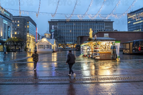 Location of the Christmas market in Essen Kennedyplatz, only a few stalls are allowed to open as a result of the second lockdown, in the Corona crisis, lonely stalls, sock sellers, Essen, North Rhine-Westphalia, Germany, Europe