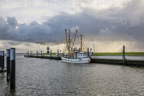 Wremen harbour with crab cutter and lighthouse Kleiner Preusse, Wremen, Wurster North Sea coast, Land Wursten, Cuxland, Lower Saxony, Germany, Europe