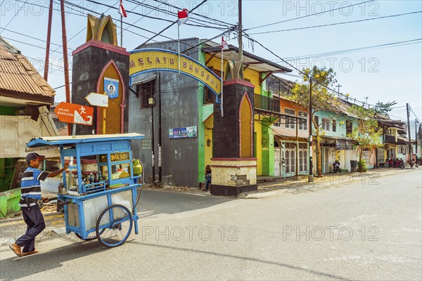 Street scene with trader in Bangsal, street, street vendor, urban, city, kiosk, flying trader, village, local, sale, travel photo, row of houses, authentic, authenticity, original, rural, lifestyle, travel photo, reportage, long distance, travel, tourism, Asian, work, profession, Lombok, Indonesia, Asia