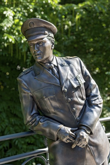 Bronze statue, monument to rock singer Elvis Presley, King of Rock 'n' Roll in uniform of the 3rd US Armoured Division Spearhead, bridge over the Usa River, Usa Bridge, spa garden, Bad Nauheim, Wetterau, Hesse, Germany, Europe