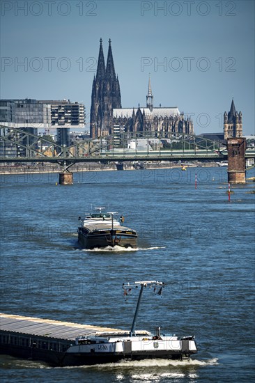 Crane houses, at the customs harbour, Cologne-South, residential and office high-rises, cargo ships, Cologne Cathedral, railway bridge south bridge, Cologne, North Rhine-Westphalia, Germany, Europe