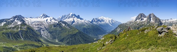 Mountain panorama with glaciated peaks, Aiguille du Midi and Mont Blanc, Aiguille de Mesure and Aiguille de Chamois, hike to Aiguillette des Posettes, Chamonix, Haute-Savoie, France, Europe