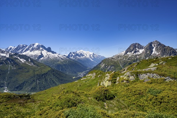 Mountain panorama with glaciated peaks, Aiguille du Midi and Mont Blanc, Aiguille de Mesure and Aiguille de Chamois, hike to Aiguillette des Posettes, Chamonix, Haute-Savoie, France, Europe