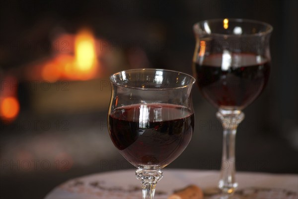 Red wine in glasses, nutrition, food, alcohol, food culture, open fire, romance, Hamburg, Hamburg, Federal Republic of Germany