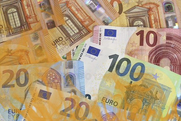 Symbolic image: Burning euro notes (euro banknotes) as a symbol of wasted money