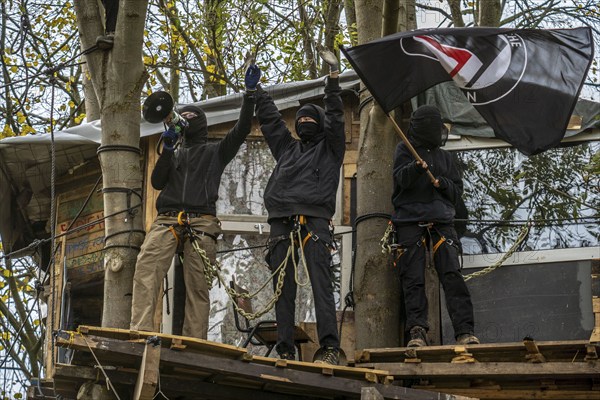 Tree houses with Antifa activists, protest action against the demolition of the village of Lützerath in the Rhenish lignite mining area, which is to make way for the expansion of the Garzweiler II open-cast mine, several thousand participants at the demonstration in Lützerath, North Rhine-Westphalia, Germany, Europe