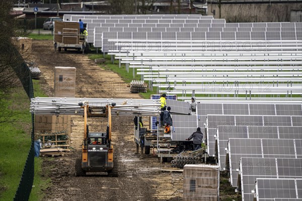 Construction of a solar park in Neukirchen-Vluyn, over 10, 000 solar modules will be installed on 4.2 hectares, which will then generate 6 million kilowatt hours per year, North Rhine-Westphalia, Germany, Europe