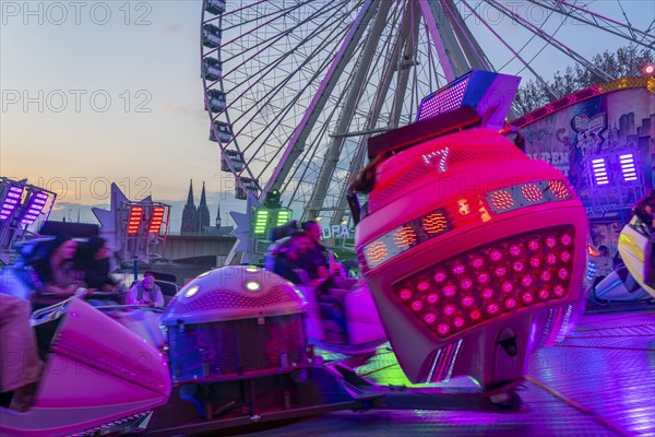 Deutz funfair on the Rhine, at Easter, funfair, break-dancer ride, Ferris wheel, Cologne Cathedral, Cologne, North Rhine-Westphalia, Germany, Europe