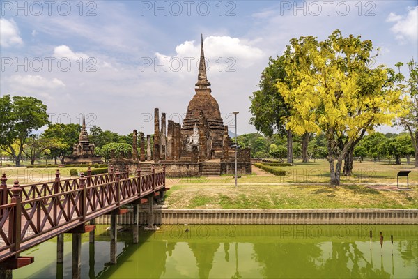 Buddha statue and chedi of the Buddhist temple Wat Sa Si, UNESCO World Heritage Sukhothai Historical Park, Thailand, Asia