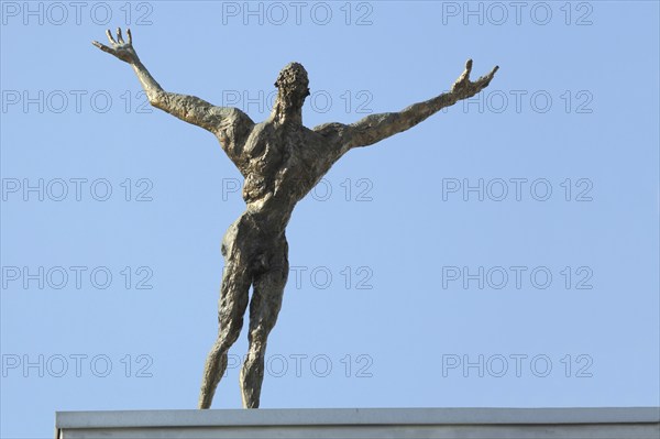 Sculpture The Flight by Rainer Retting 1997, roof, flying, figure, man, arms, outstretch, up, hold, stretch, gesture, Tritonplatz, Staatstheater, Altstadt, Mainz, Rhine-Hesse region, Rhineland-Palatinate, Germany, Europe