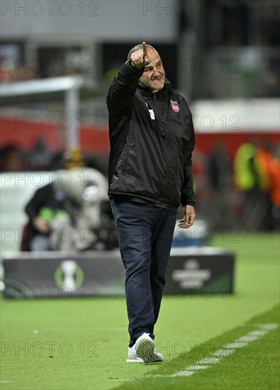 Coach Frank Schmidt 1. FC Heidenheim 1846 FCH Gesture, Gesture, UEFA Conference League, Voith-Arena, Heidenheim, Baden-Württemberg, Germany, Europe