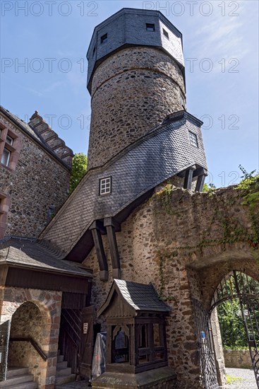 Old neo-renaissance castle, castle courtyard with fountain and stairway to the Heidenturm, Thieves' Tower, former keep of the medieval moated castle, Upper Hesse Museum, Old Town, Giessen, Giessen, Hesse, Germany, Europe