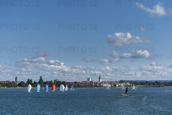 Cityscape, dinghies with spinnaker, Friedrichshafen on Lake Constance, Baden-Württemberg, Germany, Europe