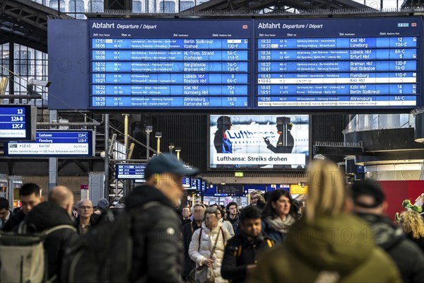 Display boards at Hamburg central station, evening rush hour, in front of another GDL, train driver strike, full station, reference to the VERDI strike at Lufthansa, news screen, Wandelhalle, Germany, Europe