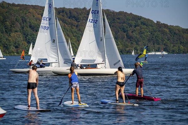 Lake Baldeney in Essen, Ruhr reservoir, sailing boats, stand-up paddling, sailing regatta, Essen, North Rhine-Westphalia, Germany, Europe