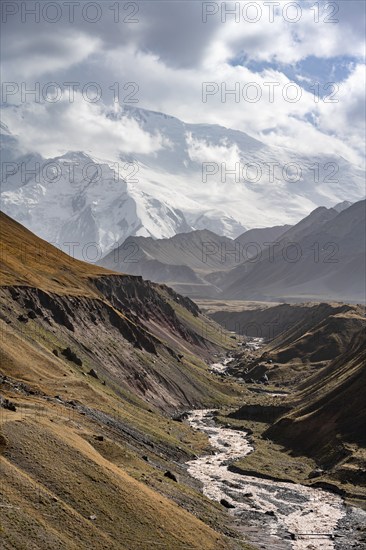 Achik Tash river, Achik Tash valley, behind glaciated and snow-covered mountain peak Pik Lenin, Trans Alay Mountains, Pamir Mountains, Osh Province, Kyrgyzstan, Asia