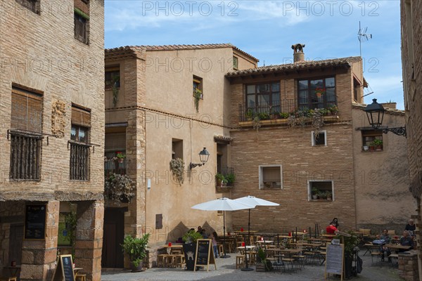 A cosy pavement café among historic buildings in a small, sunny town centre, Rafael Ayerbe Square, Old Plaza Mayor, Alquézar, Alquezar, Huesca, Aragón, Aragon, Pyrenees, Spain, Europe