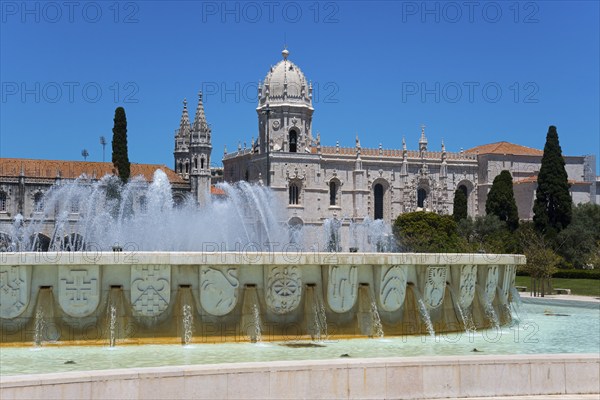 Ein historischer Brunnen vor einem Kloster unter klarem, sonnigem Himmel, Hieronymus Kloster, Mosteiro dos Jerónimos, Hieronymitenkloster, Weltkulturerbe, Klosterkirche Santa Maria, Belém, Belem, Bethlehem, Lissabon, Lisboa, Portugal, Europe