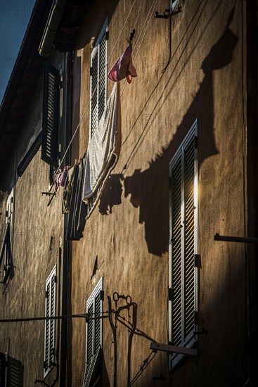 House facade with washing line in the afternoon sun, old town, atmospheric, backlight, sun, evening sun, village, village, Italy, Europe