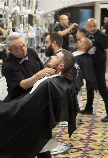 Traditional barber shop customer being shaved, El Kinze de Cuchilleros, Madrid city centre, Spain, Europe