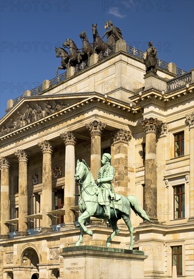 Palace, classicist three-winged complex with quadriga and equestrian statue of Duke Friedrich Wilhelm, Brunswick, Lower Saxony, Germany, Europe