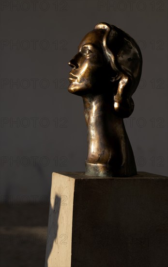 Bronze bust of Sophia de Mello Breyner Andresen, head, woman, at the Miradouro da Graça viewpoint, also Sophia de Mello Breyner Andresen, city view, Lisbon, evening light, Portugal, Europe