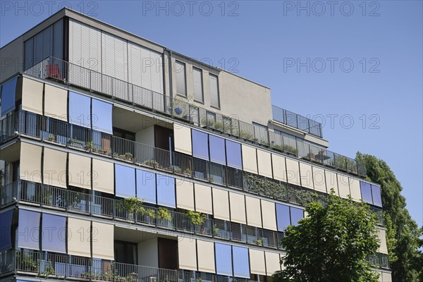 Residential building with sun protection, Monumentenstraße, Schöneberg, Tempelhof-Schöneberg, Berlin, Germany, Europe