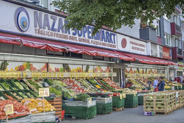 Turkish supermarket with fruit and vegetables, Potsdamer Straße, Schöneberg, Tempelhof-Schöneberg, Berlin, Germany, Europe