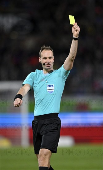 Referee Bastian Dankert, gesture, gesture, shows yellow card, warning, Voith-Arena, Heidenheim, Baden-Württemberg, Germany, Europe