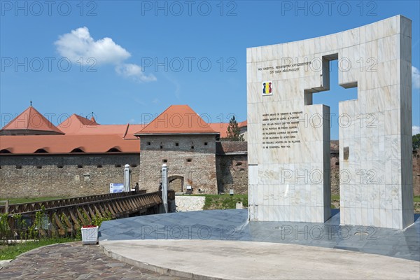 A modern monument with cross and inscription against the backdrop of an old fortress, Fortress and monument, Fagaras, Fagara?, Fogarasch, Fugreschmarkt, Brasov, Transylvania, Romania, Europe