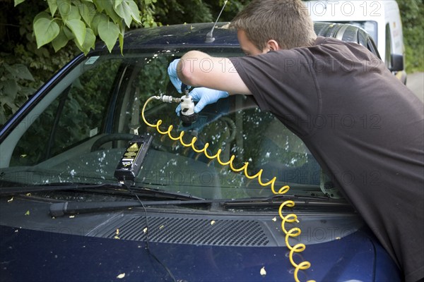 Windscreen chip repair