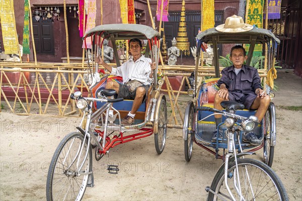 Rickshaw drivers waiting for customers, Chiang Mai, Thailand, Asia