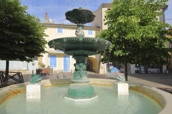 Ornamental fountain with two swan figures, Saint-Paul-Trois-Châteaux, Saint-Paul-Trois-Chateaux, St, water basin, bowl, Drôme, Tricastin, Provence, France, Europe