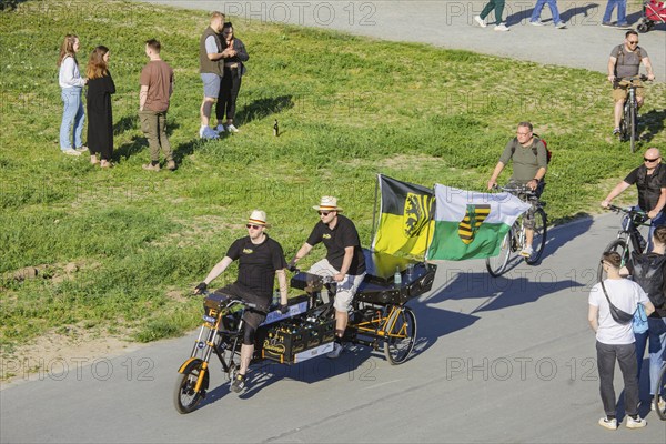 Men's groups out and about on the banks of the Elbe, the Elbe cycle path and the Elbe meadows, Dresden, Saxony, Germany, Europe